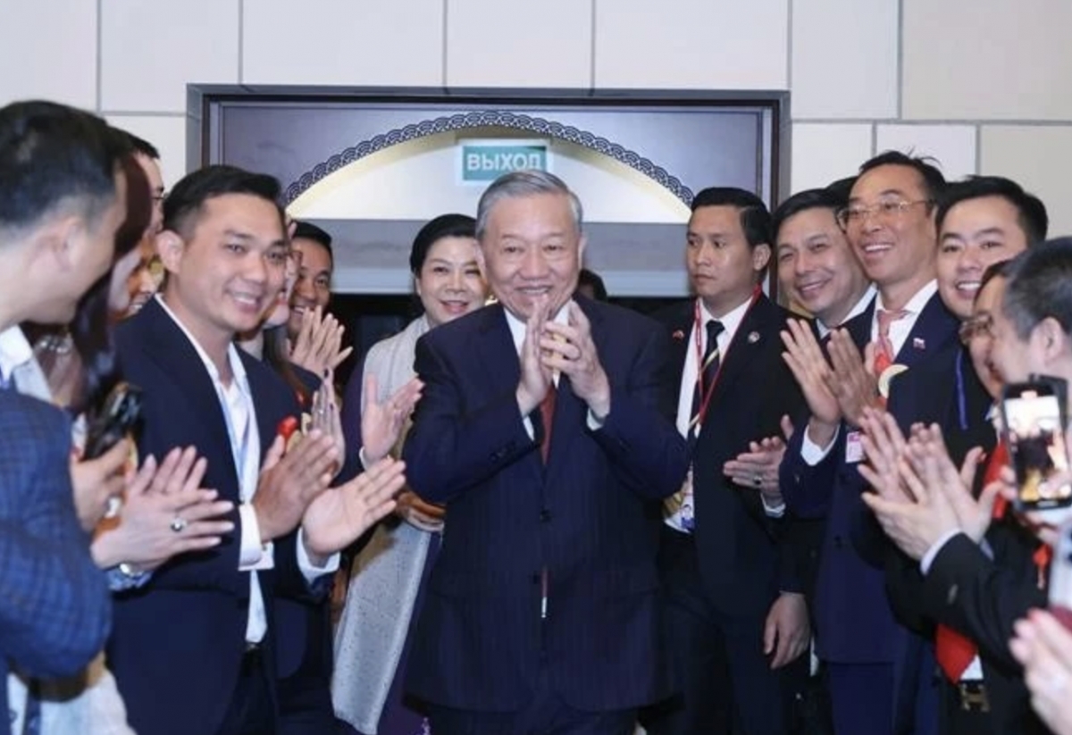 Party leader meets with embassy staff, Vietnamese community representatives in Russia